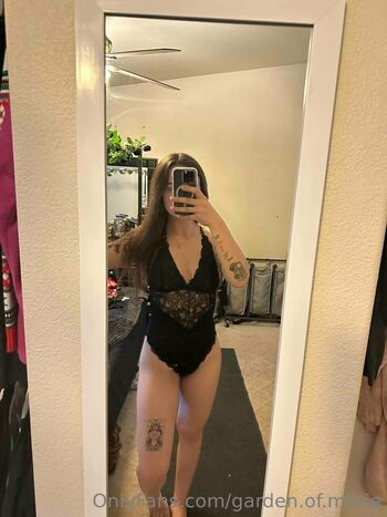 MommyAn / lauramarie11 nude photo #10