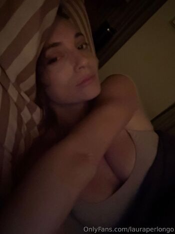 Laura Perlong / lauraperlongo nude photo #11