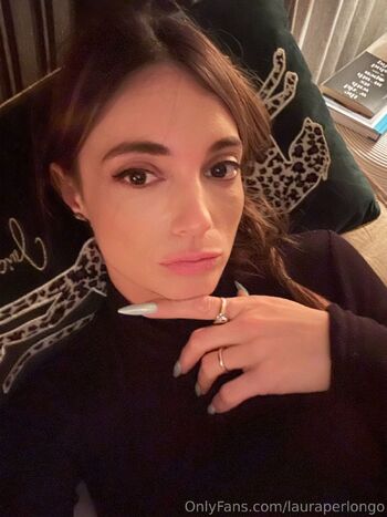 Laura Perlong / lauraperlongo nude photo #22