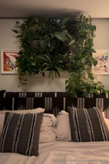 Laura Perlong / lauraperlongo nude photo #34