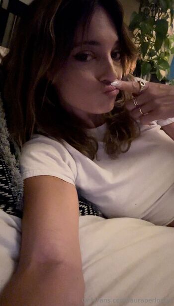 Laura Perlong / lauraperlongo nude photo #35