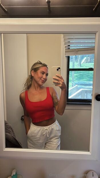 Lindsa / lcsprettyfeet nude photo #4