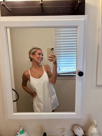 Lindsa / lcsprettyfeet nude photo #8