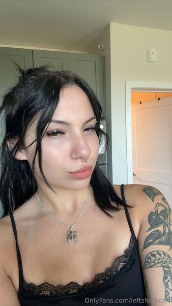 Caitlyn / leftsharkcait nude photo #21