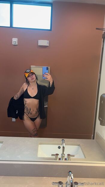 Caitlyn / leftsharkcait nude photo #27
