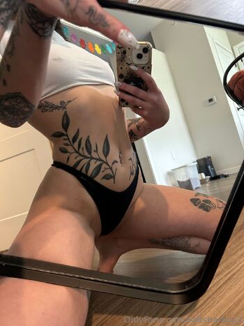 Caitlyn / leftsharkcait nude photo #36