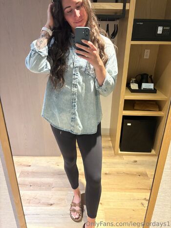 Lauren / legsfordays1 / laurencorarito nude photo #3