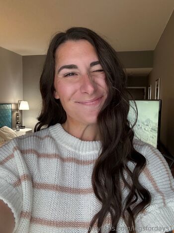 Lauren / legsfordays1 / laurencorarito nude photo #4