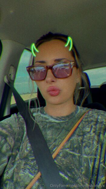 eevi / lemonhoneyx nude photo #1