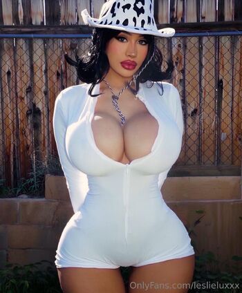 Leslie Luxx / leslieluxxx / shesitluxx nude photo #16
