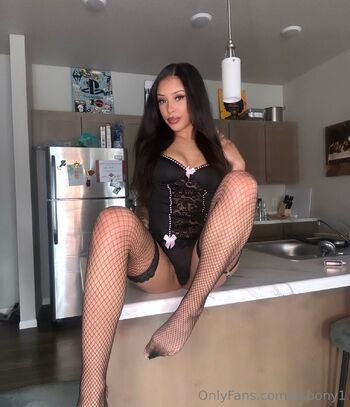bonni / lil.bony1 nude photo #2