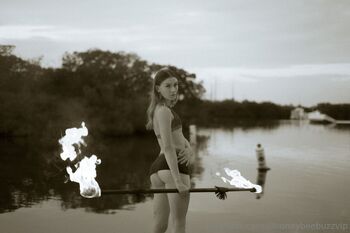 Honey Bee VI / lilhoneybeebuzzvip nude photo #1