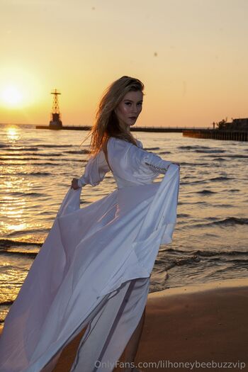 Honey Bee VI / lilhoneybeebuzzvip nude photo #5