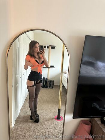 Valentina / lilvegankitten nude photo #5