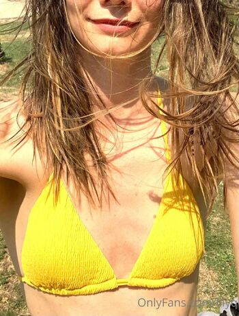 Lily / lilyq nude photo #3