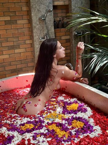 Julia / lilyuliaxo nude photo #1