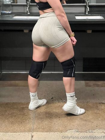 Lilian / lilyyfets nude photo #6