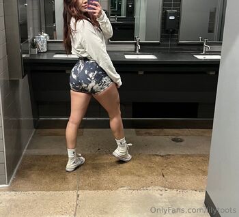 Lilian / lilyyfets nude photo #11