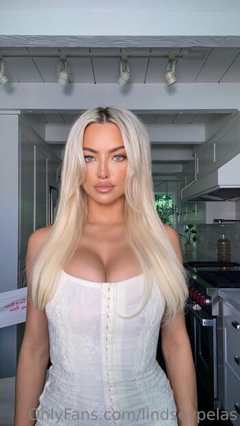 Lindsey Pela / lindseypelas nude photo #9