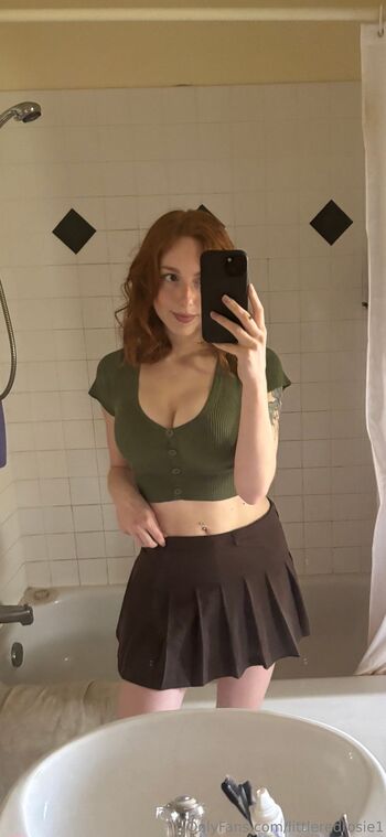 Rosie Fa / littleredrosie1 nude photo #19