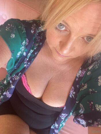 Lov / livelovelaugh1985 / live.lovelaugh1985 / luvlove1985 nude photo #4