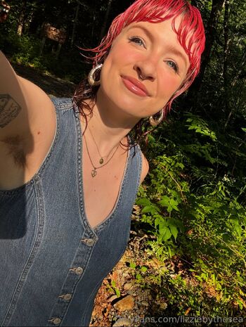 Lizzie / lizziebythesea nude photo #5