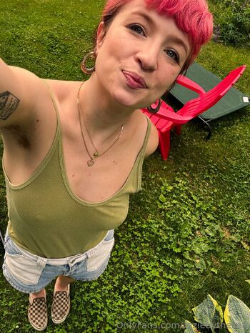 Lizzie / lizziebythesea nude photo #7