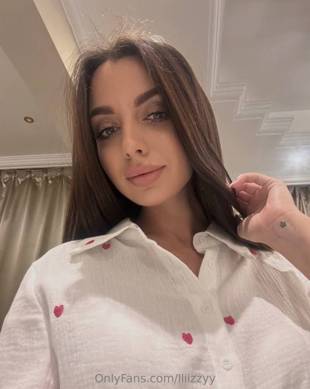 Lizzy / lliizzyy nude photo #1