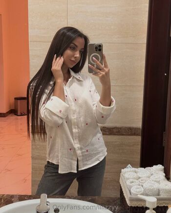 Lizzy / lliizzyy nude photo #3