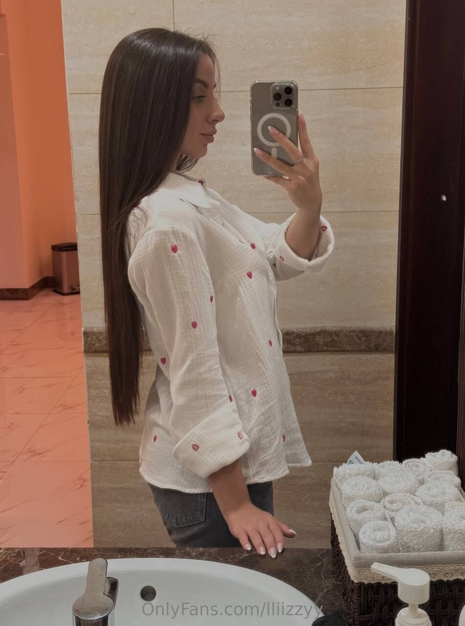 Lizzy / lliizzyy nude photo #4