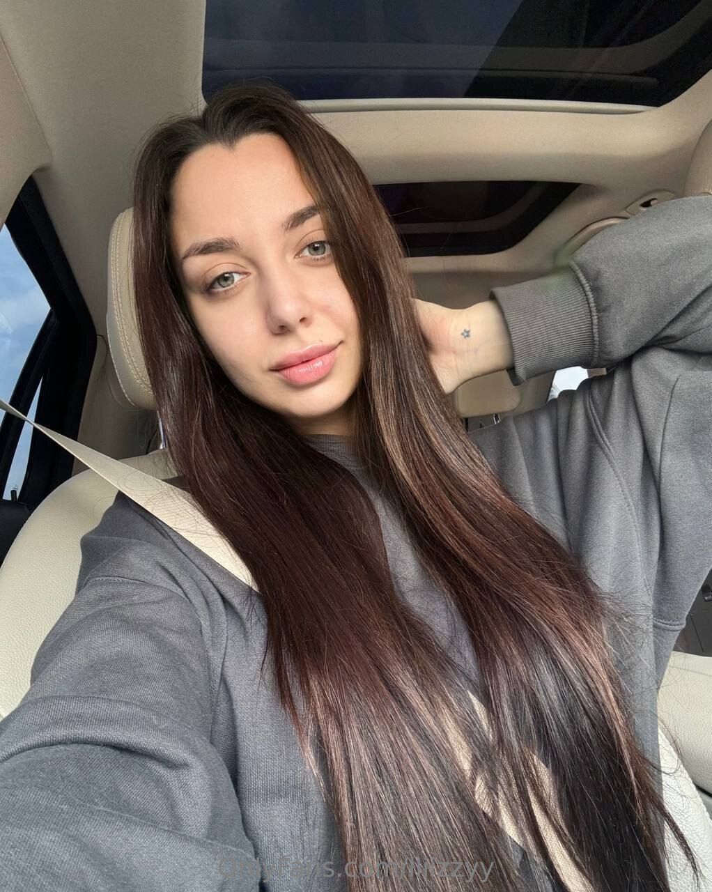 Lizzy / lliizzyy nude photo #7