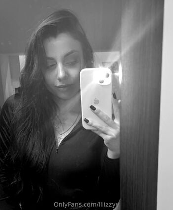 Lizzy / lliizzyy nude photo #10