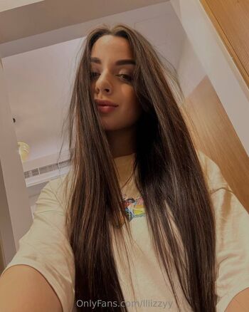 Lizzy / lliizzyy nude photo #13