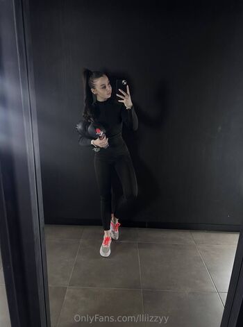 Lizzy / lliizzyy nude photo #18