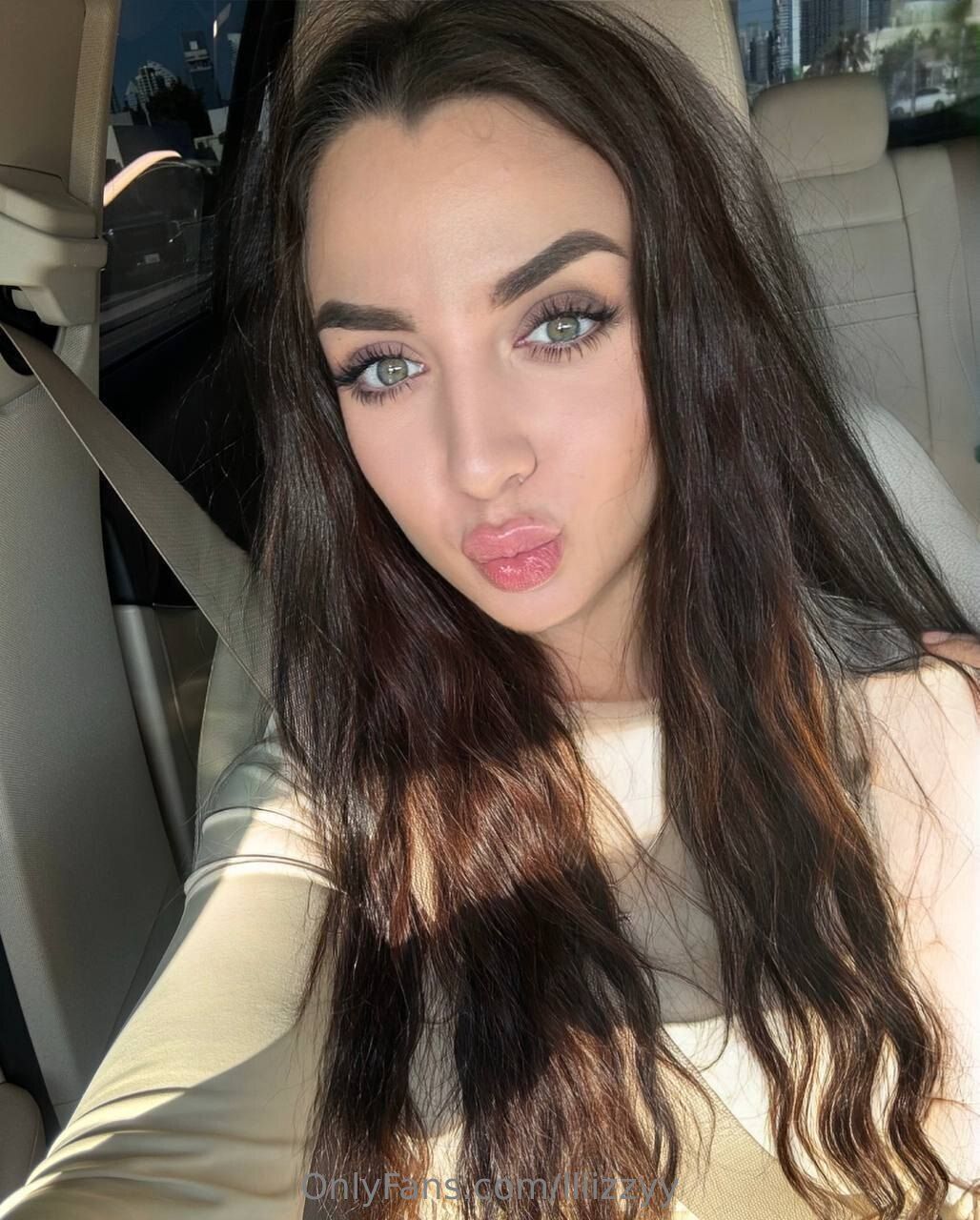 Lizzy / lliizzyy nude photo #20