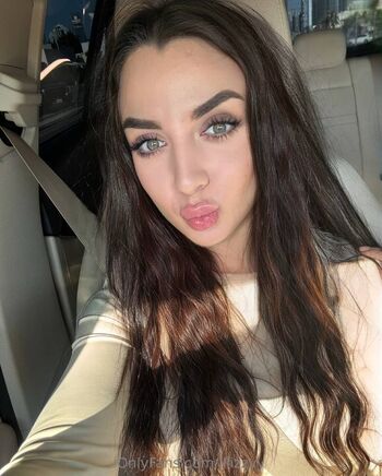 Lizzy / lliizzyy nude photo #20