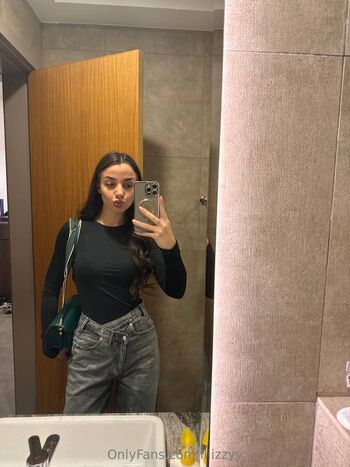 Lizzy / lliizzyy nude photo #21