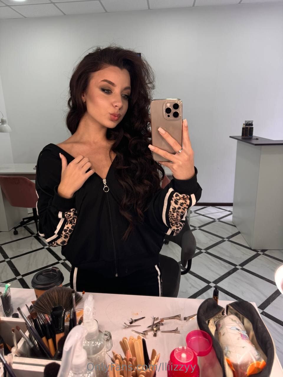 Lizzy / lliizzyy nude photo #24