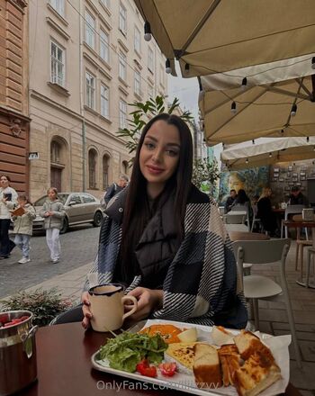 Lizzy / lliizzyy nude photo #26