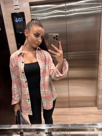 Lizzy / lliizzyy nude photo #28