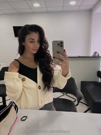 Lizzy / lliizzyy nude photo #29