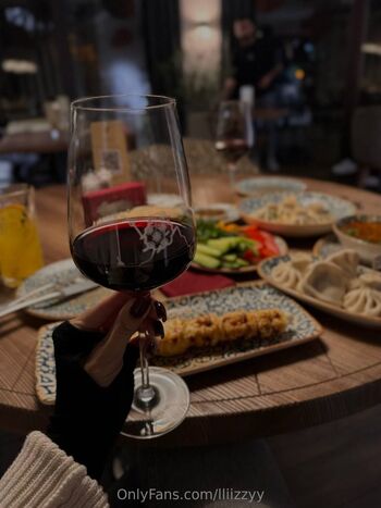 Lizzy / lliizzyy nude photo #31