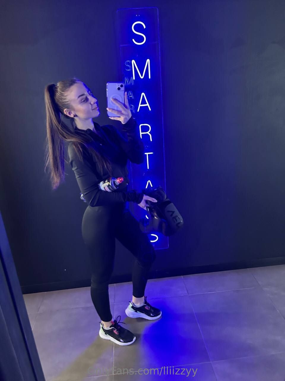 Lizzy / lliizzyy nude photo #33