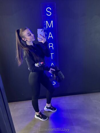 Lizzy / lliizzyy nude photo #33