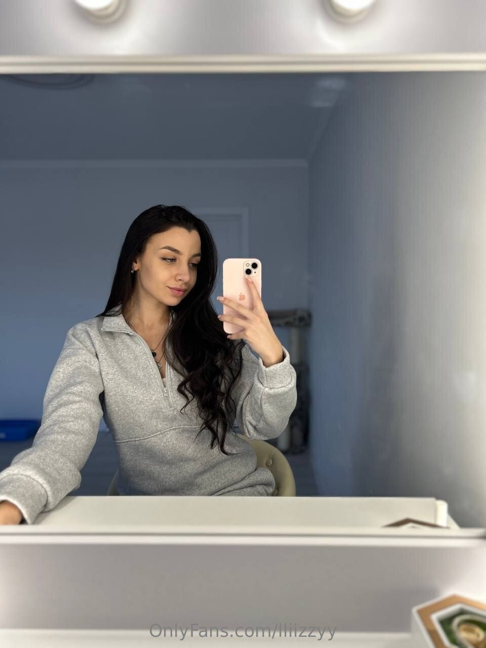 Lizzy / lliizzyy nude photo #35