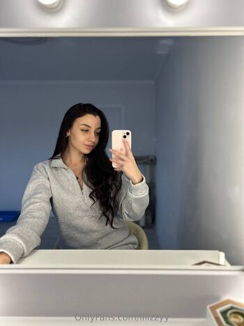 Lizzy / lliizzyy nude photo #35