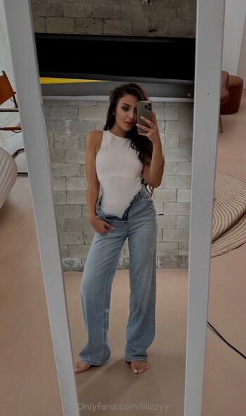 Lizzy / lliizzyy nude photo #36