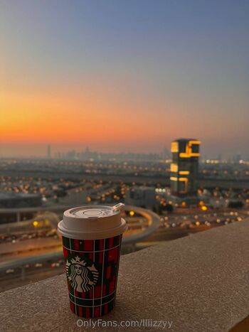 Lizzy / lliizzyy nude photo #37