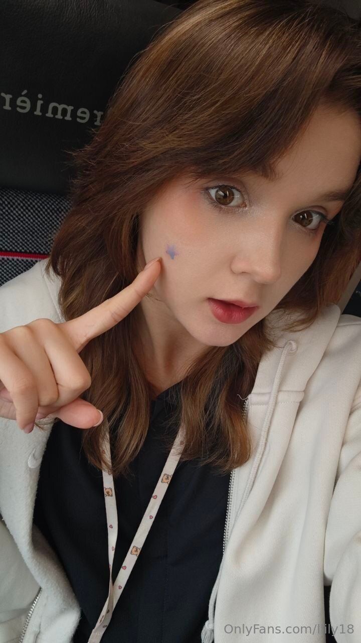 Lily / llily18 nude photo #9