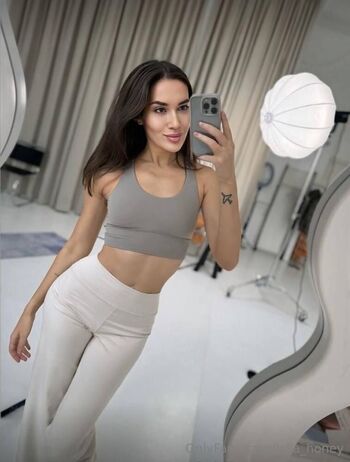 Lolla / lolla_honey nude photo #8